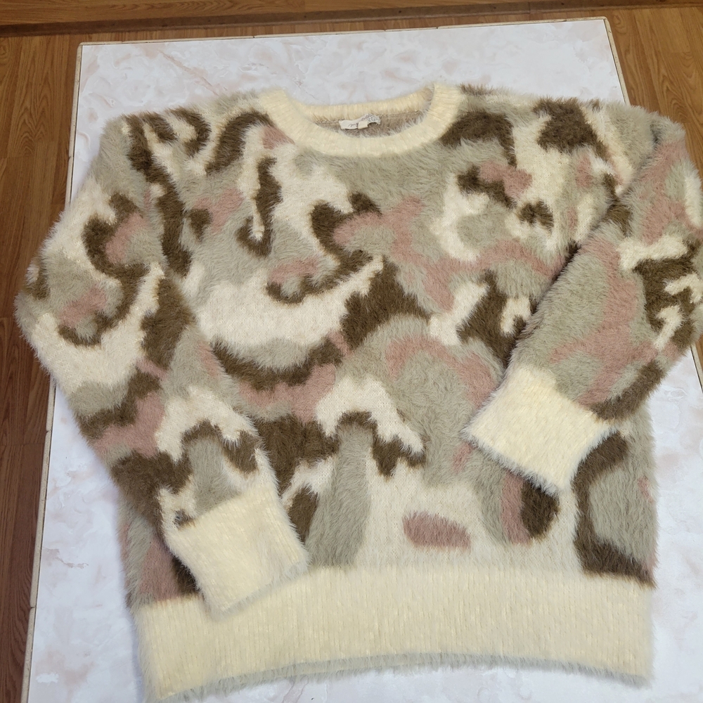 Mystree Camo Knit Sweater Small Fuzzy Camo Neutral Cozy Soft Pullover Fall